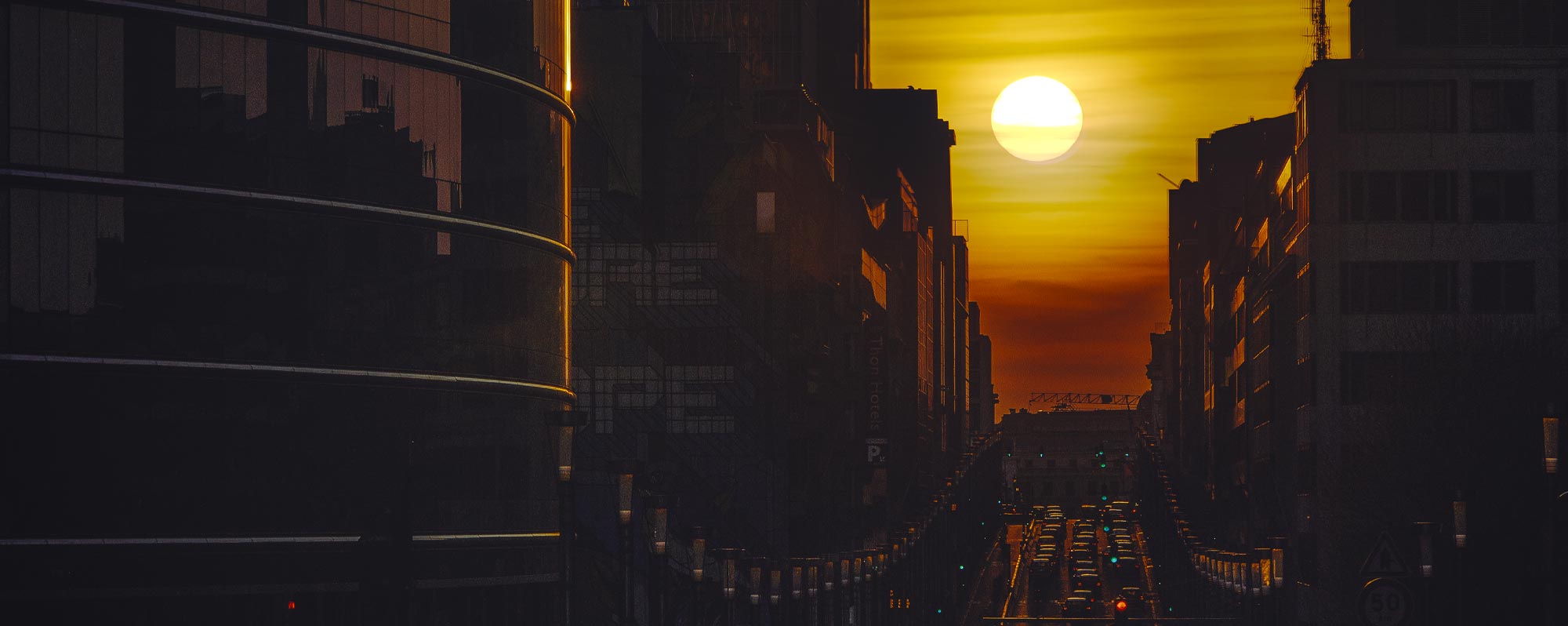 Brussels Henge - Wetstraat Brussel bij zonsondergang